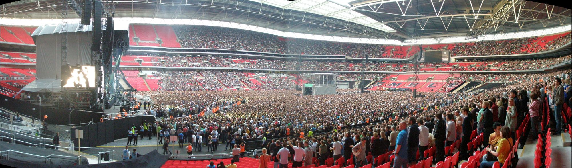 Wembley crowd panorama for Oasis, 2009