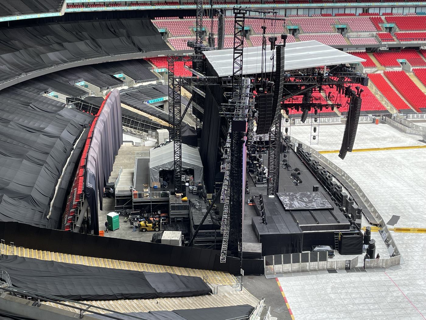 Stage structure, PA hangs and backstage area at Wembley